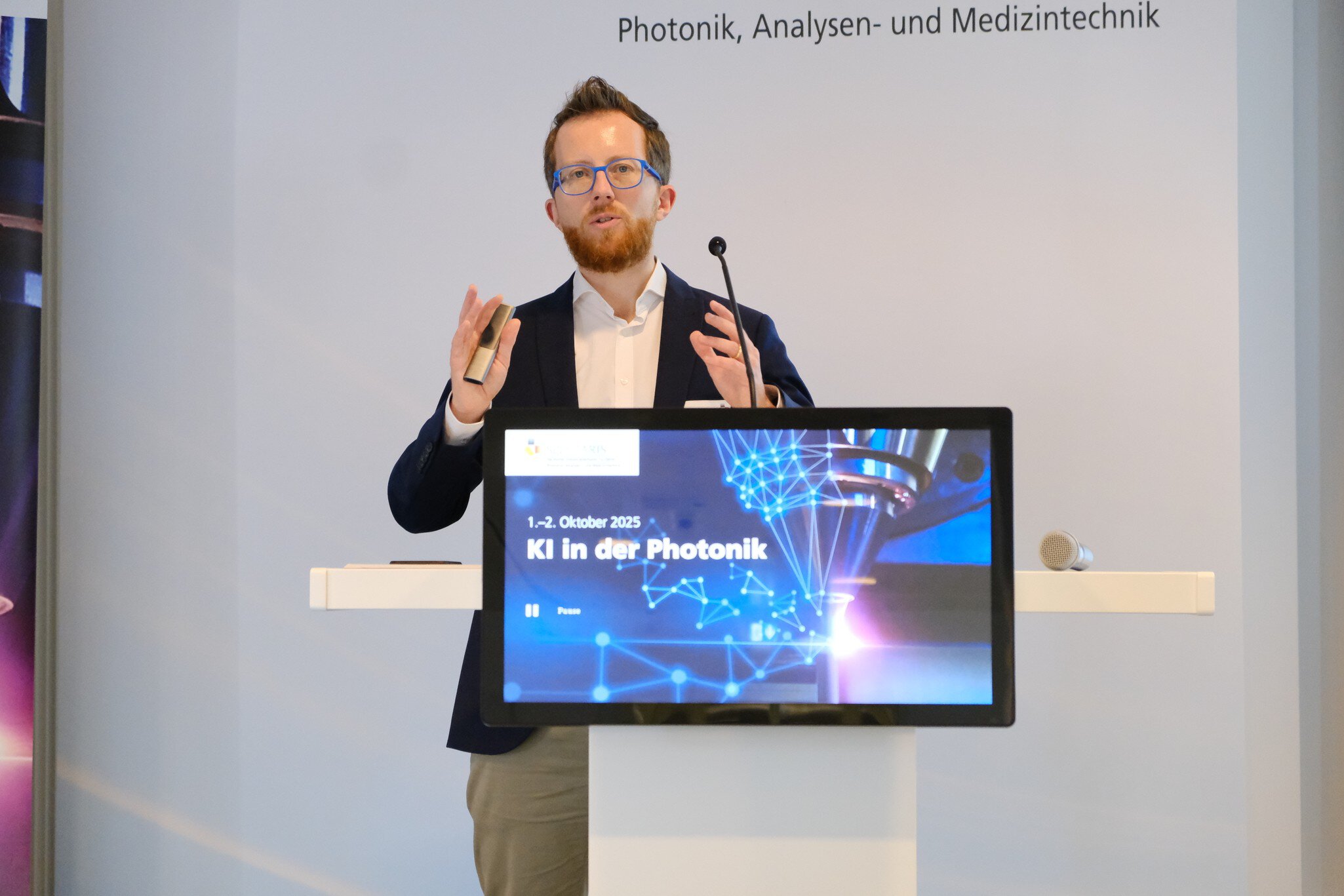 Thibault Bautze-Scherff gives a presentation at the Spectaris conference on “AI in photonics”