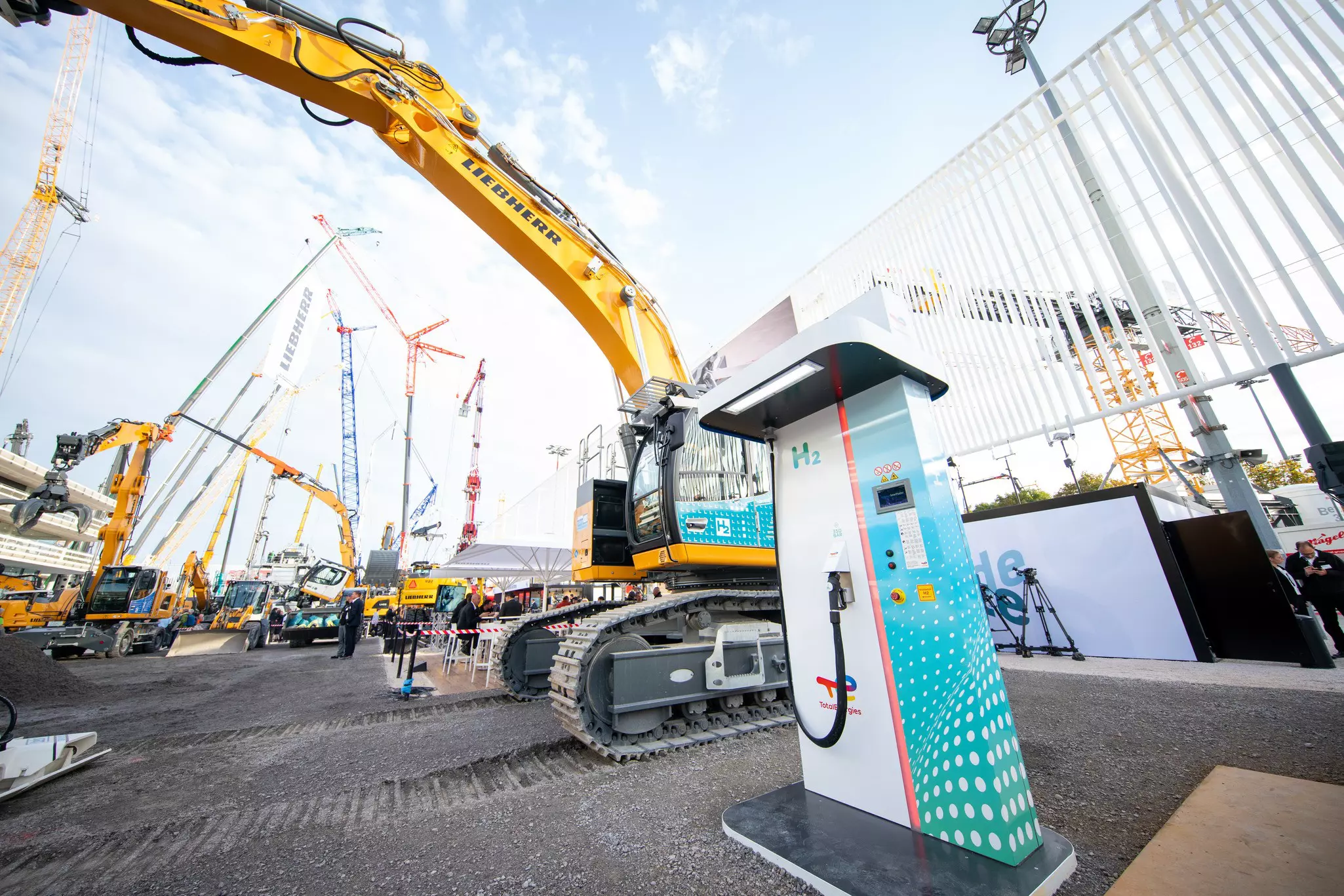 Hydrogen filling station and hydrogen-powered excavator on the Liebherr stand at bauma 2022