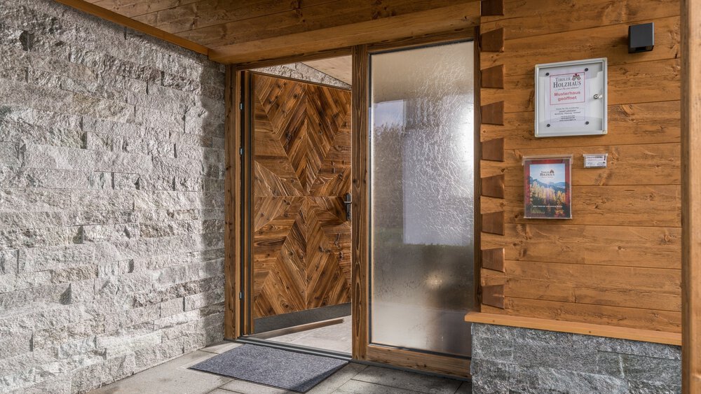 Eingang Musterhaus Tiroler Holzhaus GmbH 