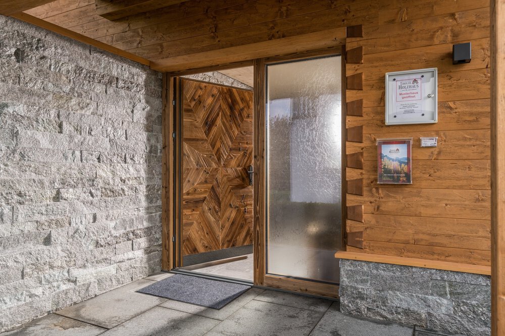 Eingang Musterhaus Tiroler Holzhaus GmbH 