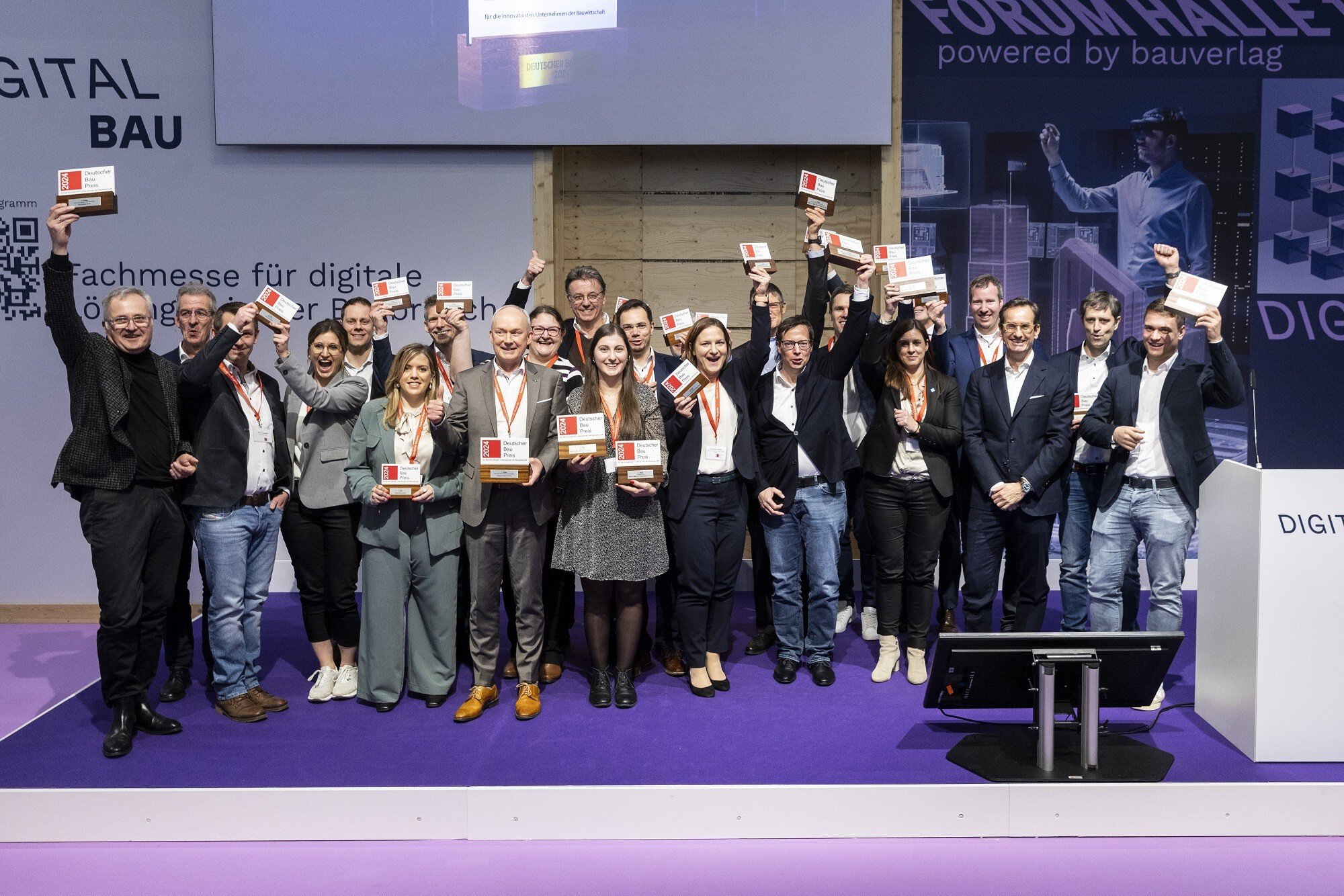 Gruppenbild mit Menschen, die die Trophäen der Preisverleihung 