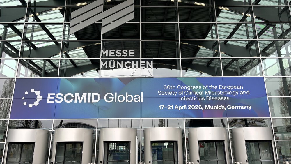 Gläserner Eingang der Messe München mit einem Banner für ESCMID Global, April 2026, in München, Deutschland.