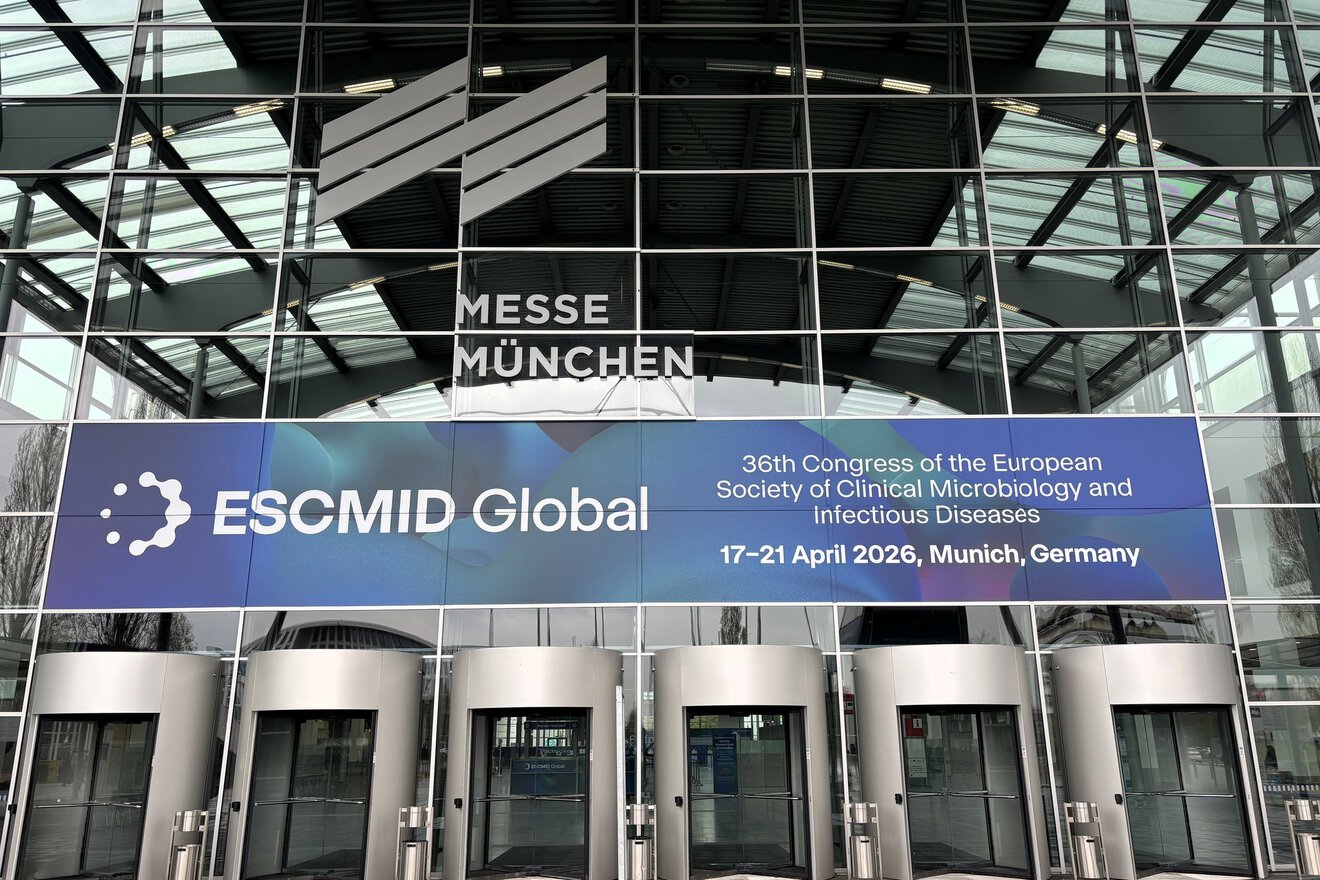Gläserner Eingang der Messe München mit einem Banner für ESCMID Global, April 2026, in München, Deutschland.