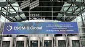 Gläserner Eingang der Messe München mit einem Banner für ESCMID Global, April 2026, in München, Deutschland.