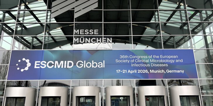 Gläserner Eingang der Messe München mit einem Banner für ESCMID Global, April 2026, in München, Deutschland.