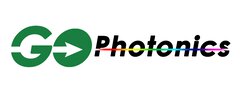 Logo für GO Photonics. GO ist in grün, mit einem Pfeil im O. Photonics wird von einer Linie mit einem Farbverlauf durchdrungen, die das Lichtspektrum symbolisiert.