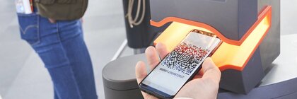 Nahaufnahme von einem Handybildschirm, auf dem der QR Code Online-Tickets gescannt wird