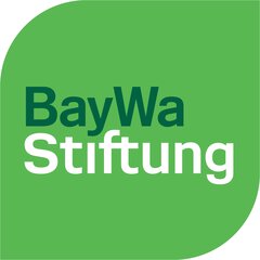 Logo der BayWa Stiftung mit Text in Weiß und Dunkelgrün auf einem blassgrünen Untergrund mit zwei abgerundeten Ecken.