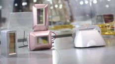 Mehrere kompakte optoelektronische Sensormodule mit rechteckigem Gehäuse und sichtbaren Farbfiltern liegen auf einer Ausstellungsfläche