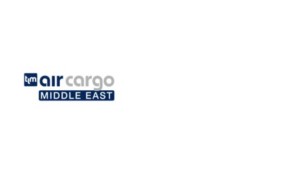 Air Cargo Middle East Logo mit grauem und gelbem Text auf weißem Hintergrund