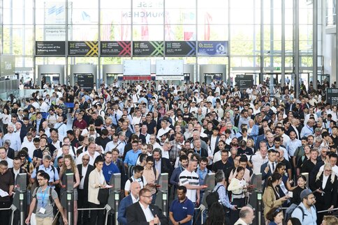 Zahlreiche Besucherinnen und Besucher strömen durch den Eingang West zur Laser World of Photonics 2025 in München.