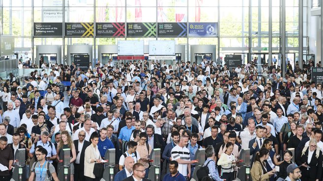Zahlreiche Besucherinnen und Besucher strömen durch den Eingang West zur Laser World of Photonics 2025 in München.