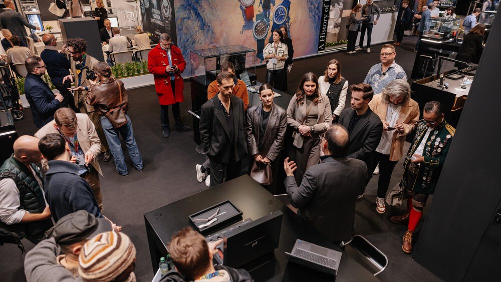 Numerous visitors attend various exhibition stands at INHORGENTA and obtain information from exhibitors.