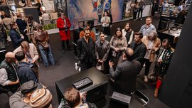 Numerous visitors attend various exhibition stands at INHORGENTA and obtain information from exhibitors.