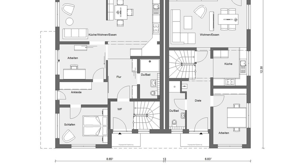 Architektonischer Grundriss mit beschrifteten Räumen und Maßangaben, mit zentralem Flur und umliegenden Räumen.