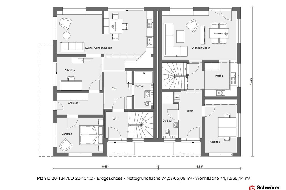 Architektonischer Grundriss mit beschrifteten Räumen und Maßangaben, mit zentralem Flur und umliegenden Räumen.