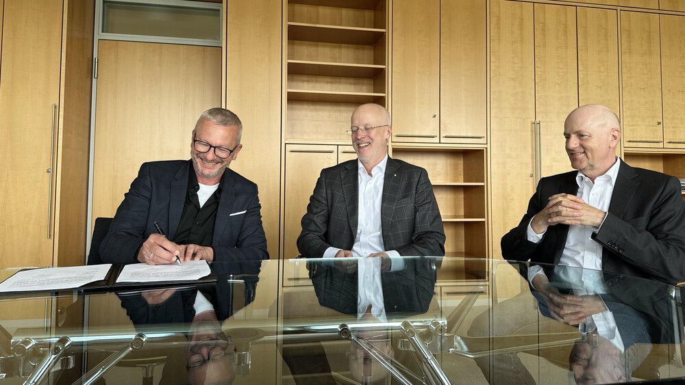 Matthias Strauß (Exhibition Director of INTERFORST), Tobias Eichberg (DLG Managing Director Exhibitions Department) and Dr. Reinhard Pfeiffer (CEO of Messe München) sign an agreement for closer cooperation on May 23 (from left to right).