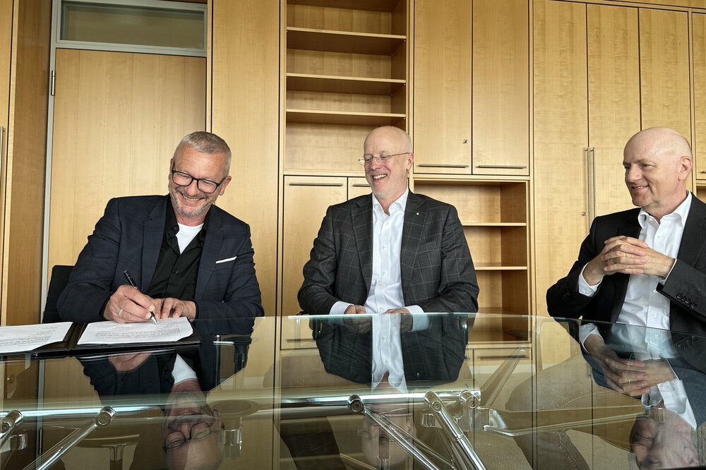 Matthias Strauß (Projektleiter INTERFORST), Tobias Eichberg (DLG-Geschäftsführer Messen und Ausstellungen) und Dr. Reinhard Pfeiffer (Geschäftsführer Messe München) unterzeichnen am 23. Mai einen Kooperationsvertrag zur engeren Zusammenarbeit (v.l.n.r.).