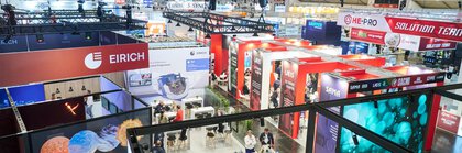 Überblick über die Messehallen und Ausstellerstände
