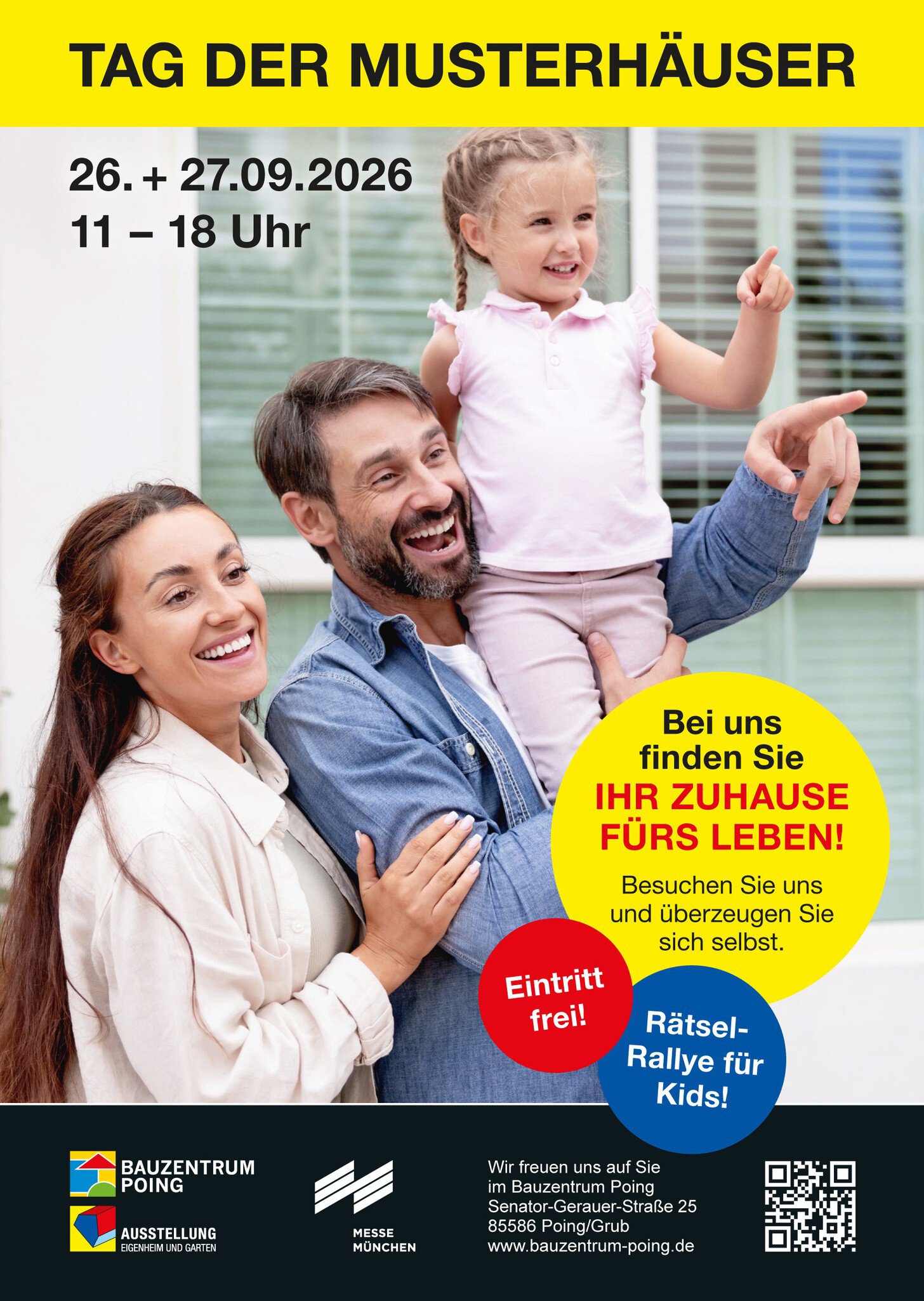 Eine glückliche dreiköpfige Familie strahlt in einem Haus. Veranstaltungsdetails und bunte Banner werben für einen Tag der offenen Tür für Familien in Deutschland.