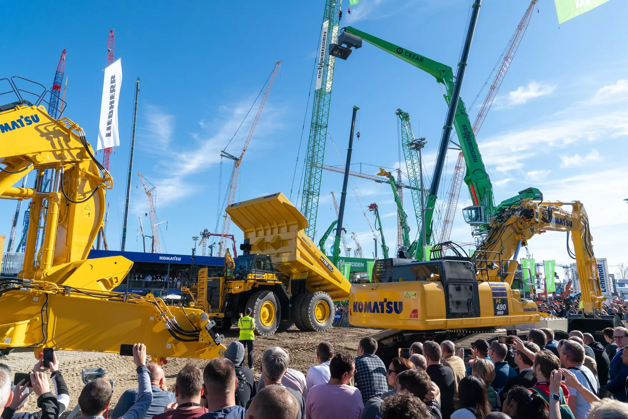 Live Demonstration der Funkltionen von Bergbaufahrzeugen auf der bauma