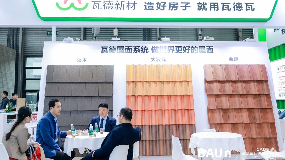 Eine Gruppe Messebesucher sitzt an einem Tisch auf der BAU CHINA und unterhält sich. Im Hintergrund sind Beispiele für Dachziegelarten an einer Wand angebracht.