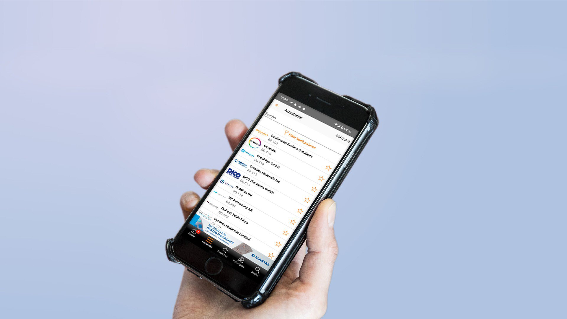 Hand, die ein Smartphone hält, auf dem die Oberfläche einer App zu sehen ist die eine Liste von Ausstellern anzeigt.
