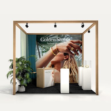 Messestand mit Schmuckdisplays und einem großen Poster, das eine Frau mit Ohrringen und Ringen zeigt.