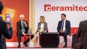 Drei Personen sitzen bei einer Podiumsdisussion auf der Bühne der ceramitec.