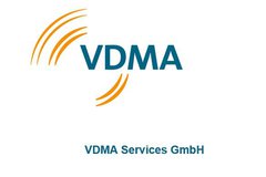 VDMA-Logo mit blauem Text und orangefarbenen, konzentrischen Linien die von dem V ausgehen, darunter steht der Text: 