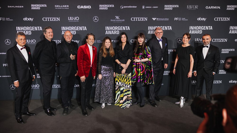 Die Jurymitglieder posieren bei der INHOGENTA AWARD Gala auf dem roten Teppich, hinter ihnen ein Markenhintergrund.