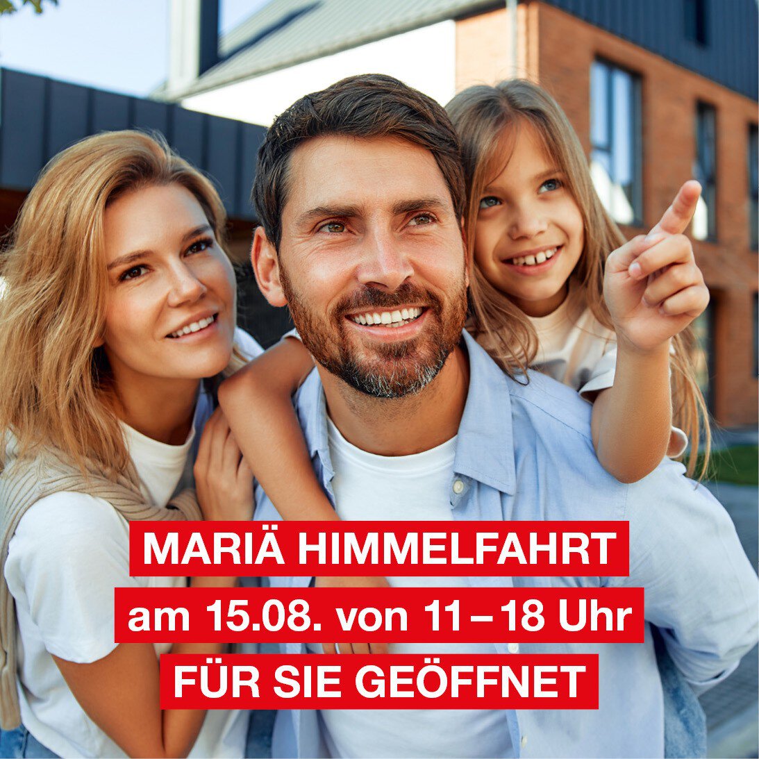 Eine lächelnde dreiköpfige Familie vor einem Haus. Darunter steht: Mariä Himmelfahrt am 15.08. von 11 - 18 Uhr für Sie geöffnet.