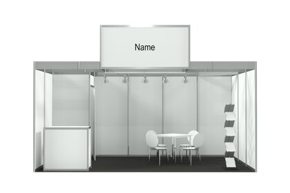 3D-Rendering eines einfachen Messestands mit Logoschild, Rückwand, Tresen, Sitzecke und einem Ständer für Broschüren.