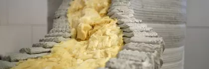 Nahaufnahme von Dämmmaterial im Inneren einer 3D-gedruckten Betonstruktur.