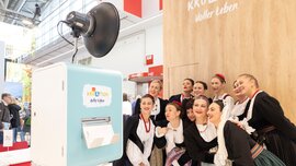 Mehrere Frauen in Tracht posieren gemeinsam vor einer Fotobox am Messestand „Kroatien – Voller Leben“ und lassen ein Erinnerungsfoto aufnehmen.