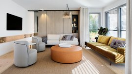 Modernes Wohnzimmer mit weißem Sofa, grauen Sesseln, großen Fenstern, einem Fernseher an der Wand und einer Pflanze.