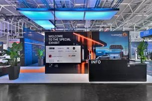 Ein Stand der Smarter E Europe ist sichtbar, der birektionales Laden aufzeigt.
