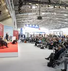 Fünf Personen auf einer Bühne vor einem großen Publikum während der transport logistic in Halle B2 der Messe München.