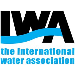 Logo der International Water Association mit IWA und einer blauen Welle unter den Buchstaben.