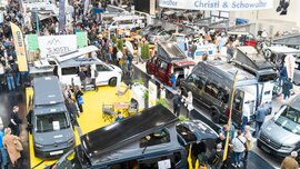 Blick von oben auf gefüllte Messehalle mit Thema Caravaning und Camping