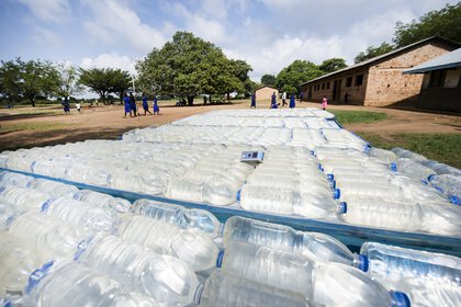 Beispielbild zum myclimate Klimaschutzprojekt in Uganda für sauberes Trinkwasser durch ein UV Messgerät namens WADI