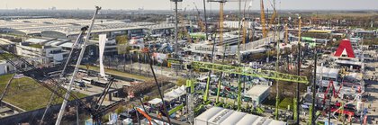 Das Freigelände der Messe München zur bauma mit vielen Kränen und Messeständen von oben.