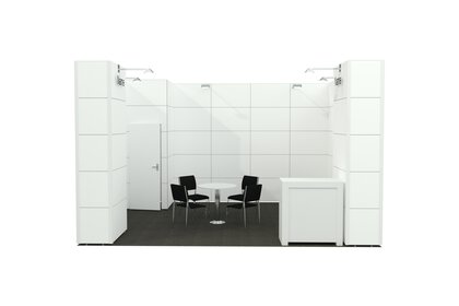 Ein moderner, weißer Messestand mit einem kleinen Tisch, drei Stühlen und einer Theke auf Teppichboden.