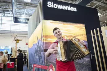 Traditionelle Musikdarbietung eines Ziehharmonika-Spielers am Slowenien-Stand