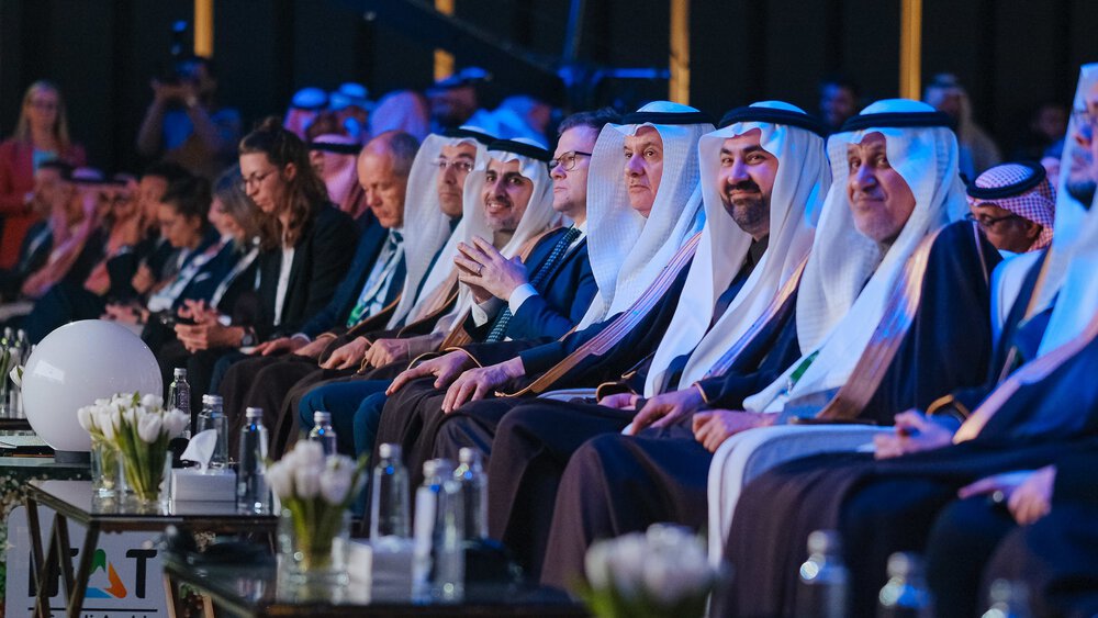 Ein aufmerksames Publikum, unter anderem eine Reihe Männer mit traditionellen arabischen Kopftüchern, hört einem Vortrag auf der IFAT zu.