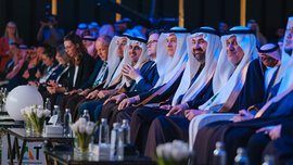 Ein aufmerksames Publikum, unter anderem eine Reihe Männer mit traditionellen arabischen Kopftüchern, hört einem Vortrag auf der IFAT zu.