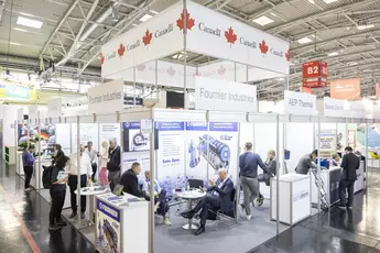 Auf dem Bild ist ein großer Gemeinschaftsstand von Kanada zu sehen. Der Stand befindet sich in Halle B2 der Messe München auf der IFAT Munich. Man erkennt Firmennamen wie „Fournier Industries und AEP Thermal. Im Hintergrund finden angeregt Unterhaltungen zwischen den Ausstellern und interessierten Besuchern statt.