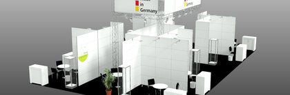 Messestand „Innovation made in Germany“ mit modularen weißen Wänden, Möbeln und Vitrinen in einer Messehalle.