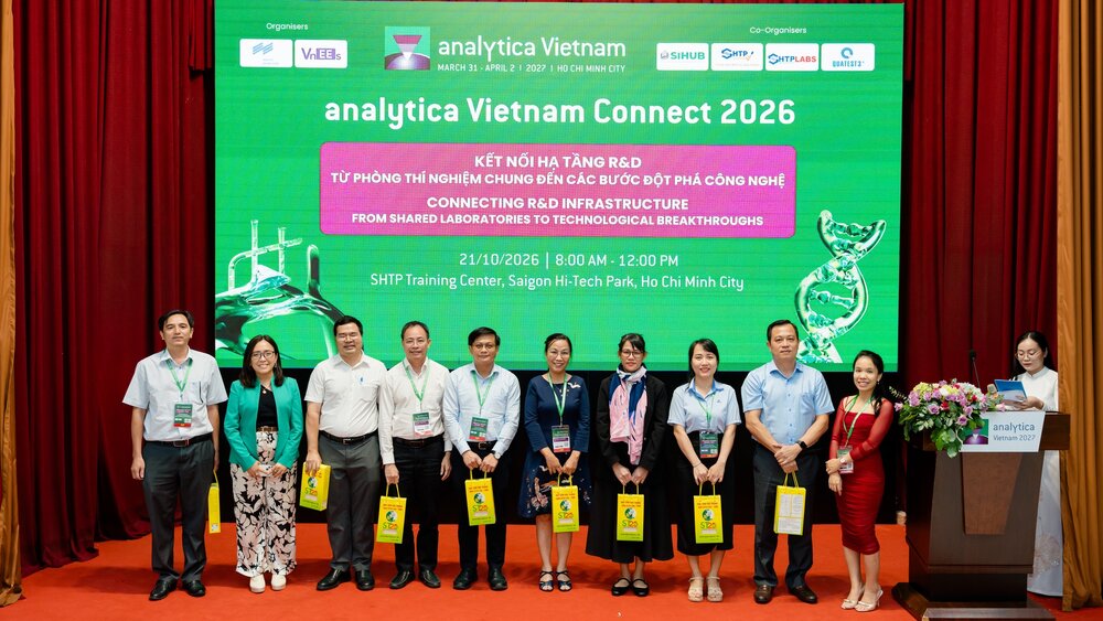 Gruppenfoto von Teilnehmenden der analytica Vietnam Connect 2026 vor einer grünen Konferenzleinwand im SHTP Training Center, Ho Chi Minh City.