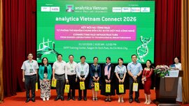 Gruppenfoto von Teilnehmenden der analytica Vietnam Connect 2026 vor einer grünen Konferenzleinwand im SHTP Training Center, Ho Chi Minh City.
